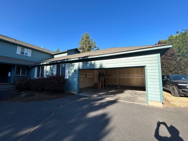 1073 NE Hidden Valley Dr in Bend, OR - Building Photo - Building Photo