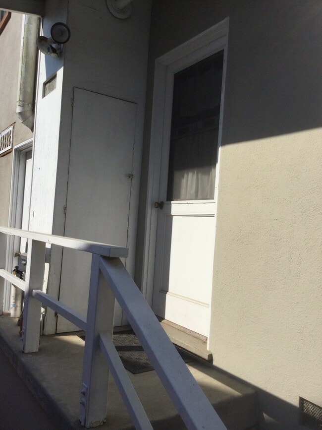 1211 Tennyson St, Unit Manhattan in Manhattan Beach, CA - Foto de edificio - Building Photo