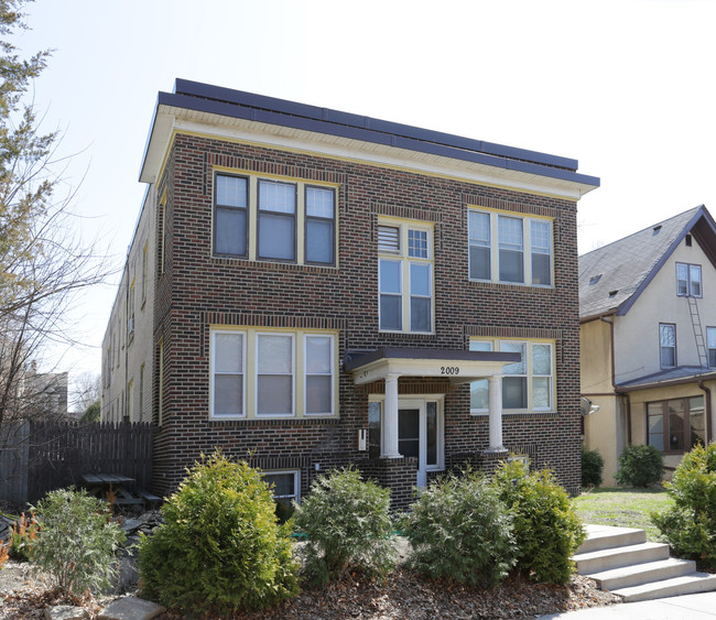 2009 Garfield Ave S in Minneapolis, MN - Foto de edificio - Building Photo