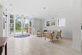 4750 Dolphin Cay Ln S in St. Petersburg, FL - Building Photo - Building Photo