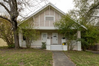 601 Bellevue Pl in Austin, TX - Foto de edificio - Building Photo