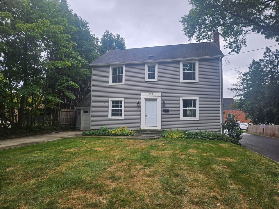 922 Crain Ave in Kent, OH - Foto de edificio