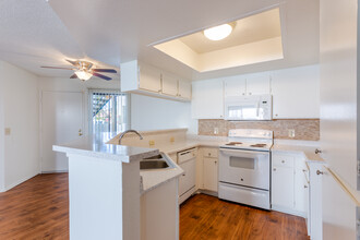 Park Center Place Apartments in Costa Mesa, CA - Foto de edificio - Interior Photo