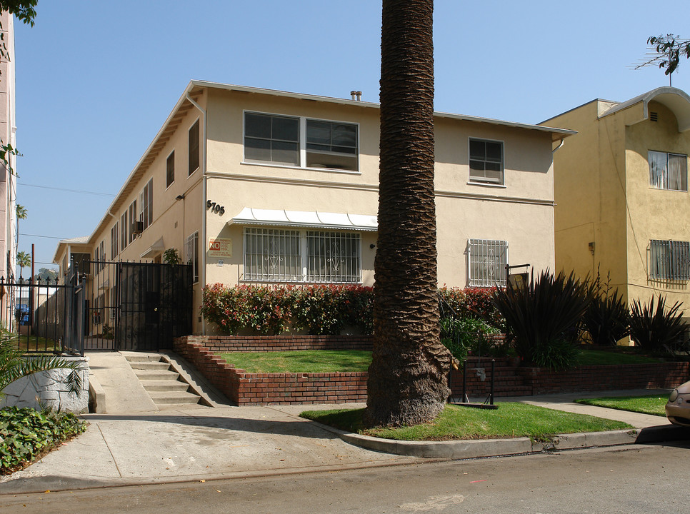 5705-5707 N Carlton Way in Los Angeles, CA - Building Photo