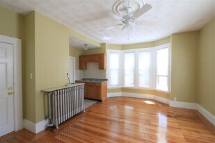 58 Vinal Ave, Unit 2F in Somerville, MA - Building Photo