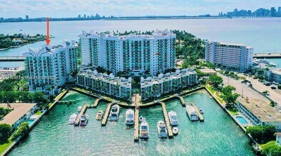 7910 Harbor Island Dr in North Bay Village, FL - Building Photo - Building Photo
