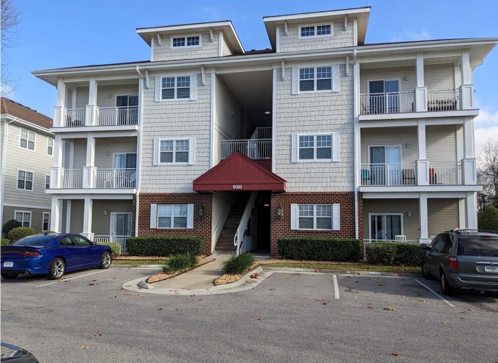 920 Southmoor Dr in Virginia Beach, VA - Building Photo