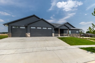 2461 Whisper Woods Ln in Dubuque, IA - Building Photo