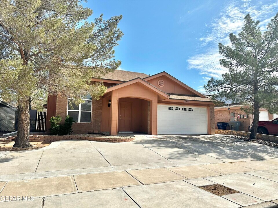 12277 Red Sun Dr in El Paso, TX - Foto de edificio