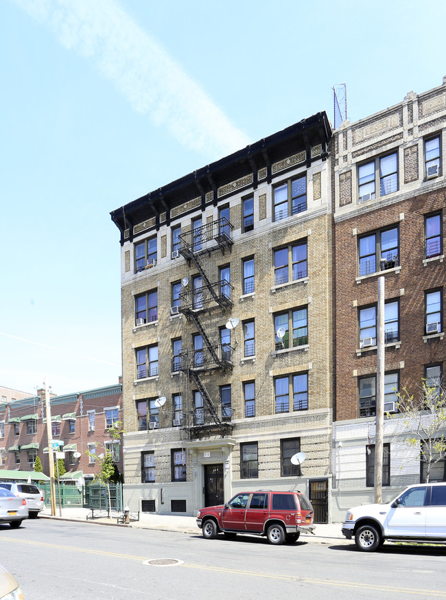 735 E 182nd St in Bronx, NY - Foto de edificio - Building Photo