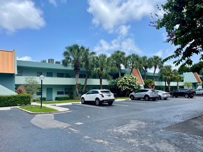 933 Cypress Grove Dr, Unit 204 in Pompano Beach, FL - Building Photo - Building Photo