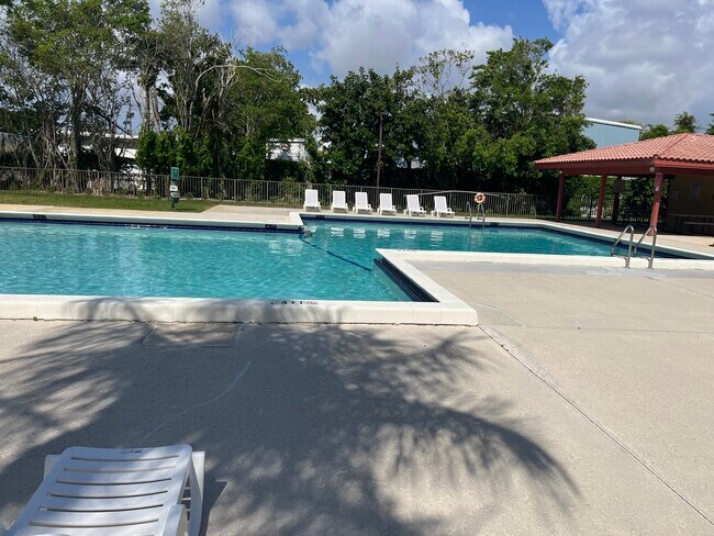 733 SE 1st Way in Deerfield Beach, FL - Building Photo - Building Photo