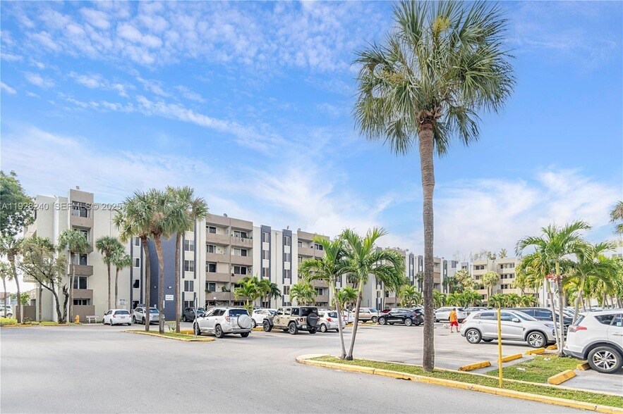 10000 NW 80th Ct, Unit 2162 in Miami Lakes, FL - Building Photo