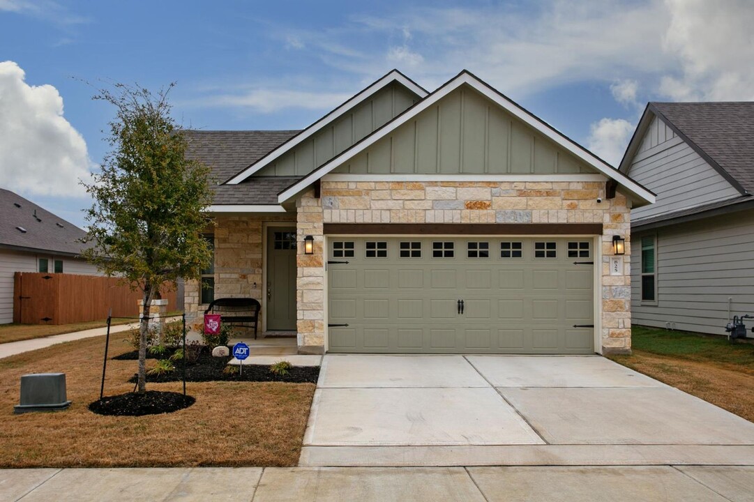 825 Mineral Wells Ln in College Station, TX - Building Photo