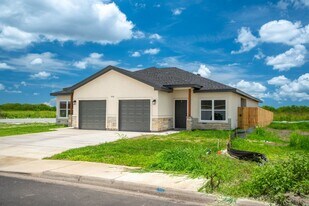 1010 Escondido Ln E in Harlingen, TX - Building Photo