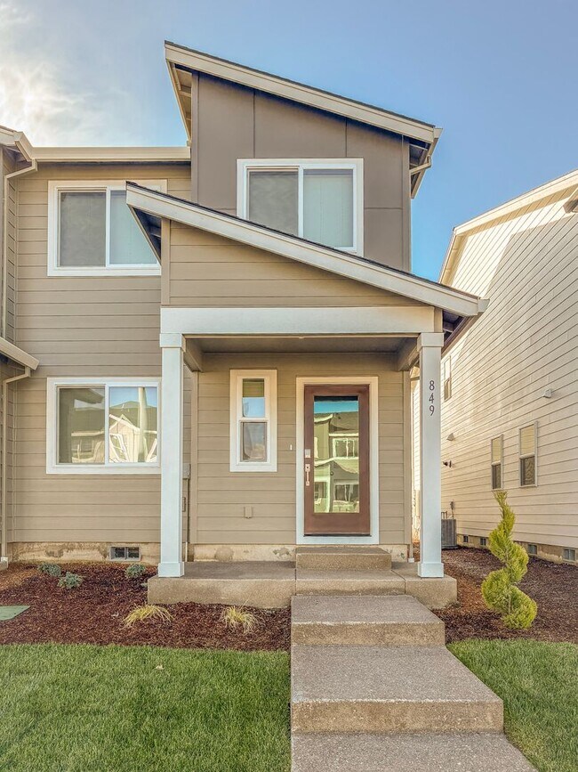 849 Sifuentez Ct in Woodburn, OR - Building Photo - Building Photo