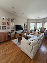 2131 W Wellington Ave, Unit 2F in Chicago, IL - Foto de edificio - Building Photo