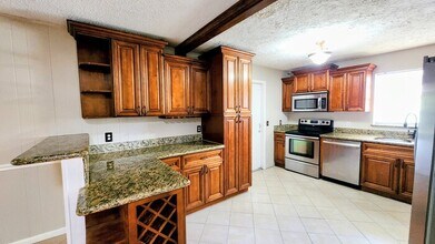 2726 Winrock Dr W in Jacksonville, FL - Building Photo - Building Photo