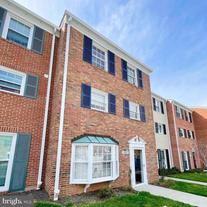 6610 Burlington Pl in West Springfield, VA - Building Photo