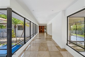 8118 Los Pinos Blvd in Coral Gables, FL - Foto de edificio - Building Photo