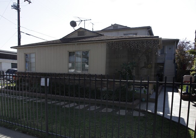 13330 Victory Blvd in Van Nuys, CA - Building Photo - Building Photo