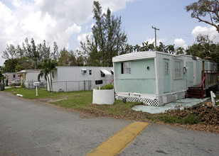 Biscayne Breeze Mobile Park in Miami, FL - Building Photo - Building Photo