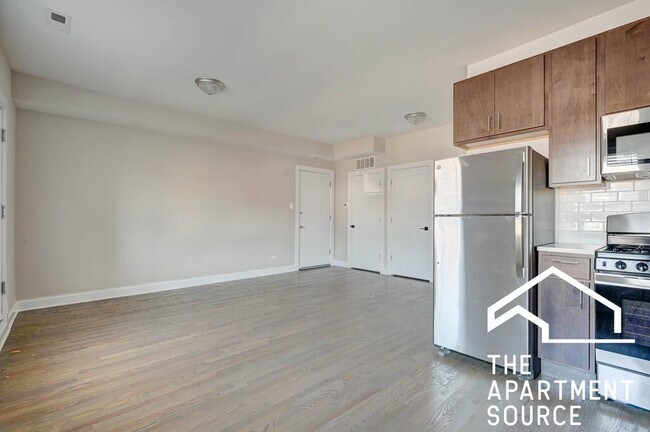 3409 W Fullerton Ave-Unit -2A in Chicago, IL - Building Photo - Building Photo