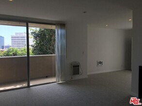 11645 Montana Ave-Unit -332 in Los Angeles, CA - Building Photo - Building Photo