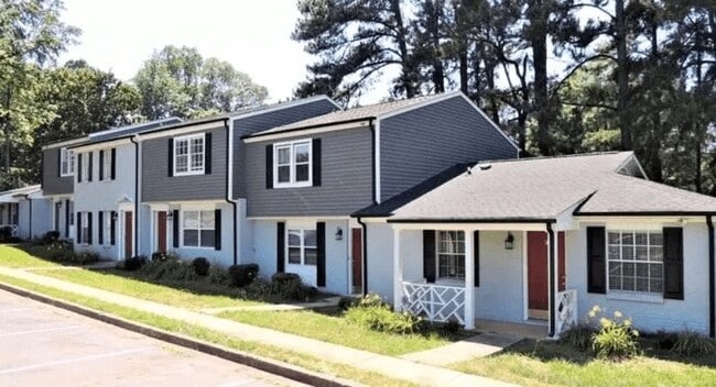 Greenwood Village in Charlotte, NC - Building Photo - Building Photo