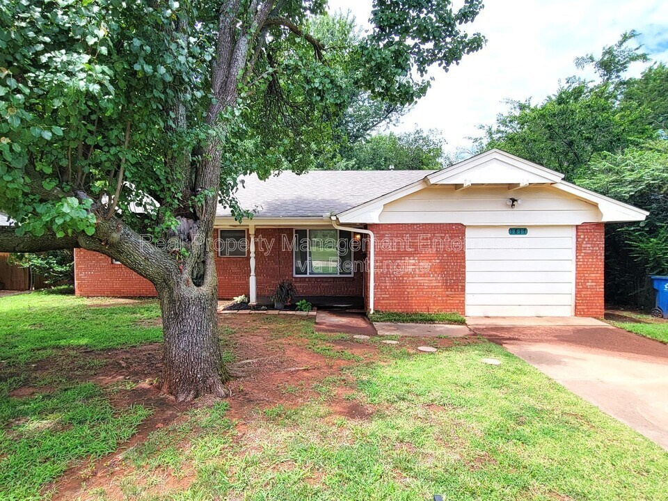 1817 Hardy Dr in Edmond, OK - Building Photo