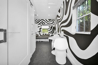 534 NW 50th St, Unit #B in Miami, FL - Foto de edificio - Building Photo