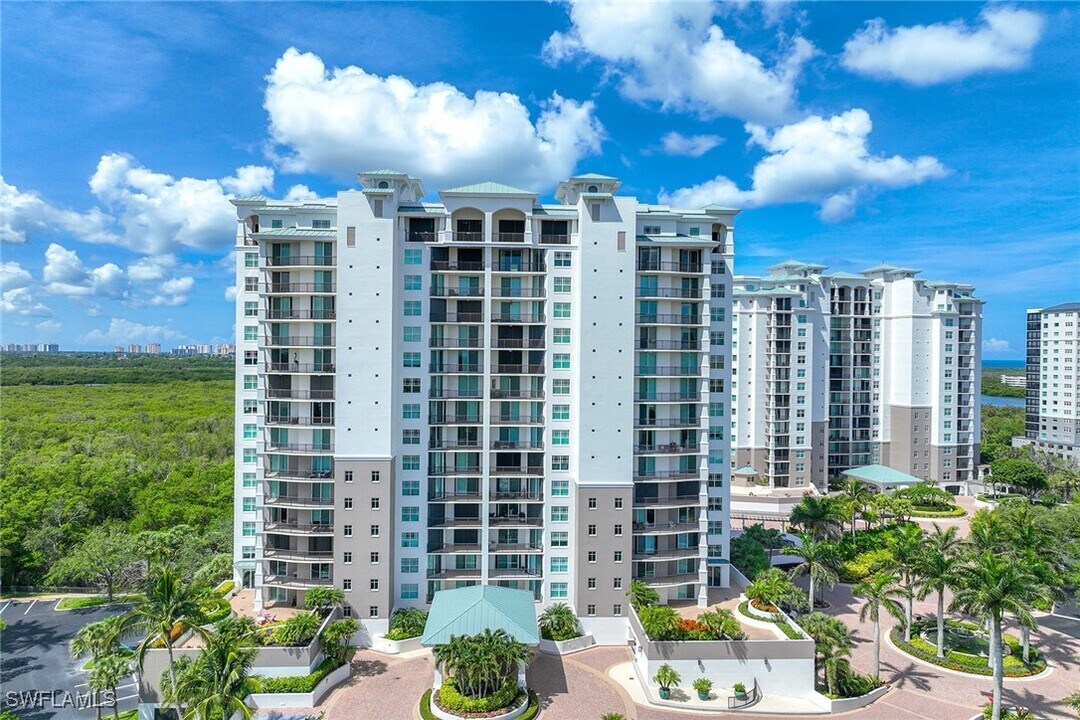 455 Cove Tower Dr in Naples, FL - Building Photo
