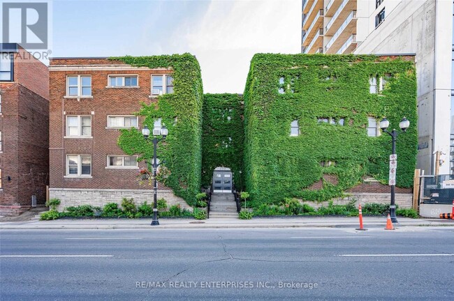 285-285 King St W