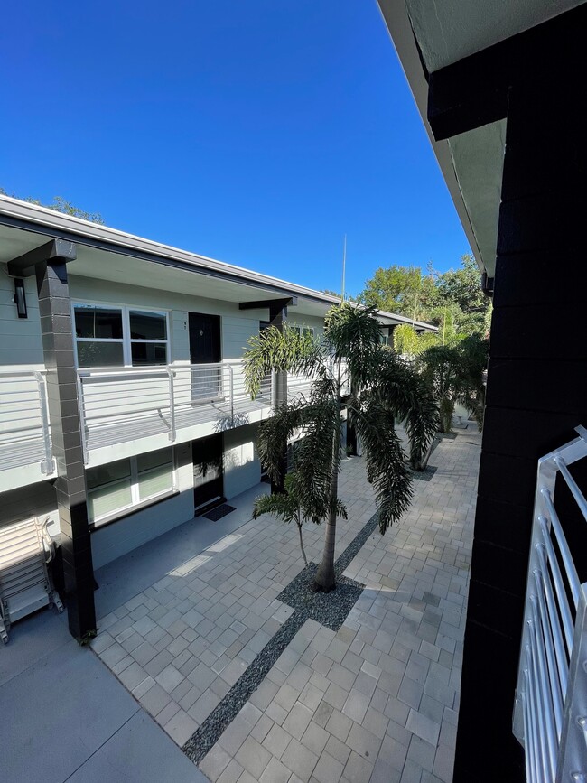 Crescent Lake Apartments in St. Petersburg, FL - Building Photo - Building Photo