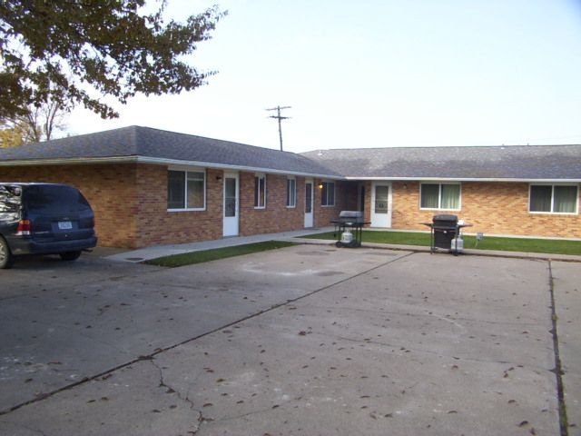 833 2nd Pl in Kalona, IA - Foto de edificio