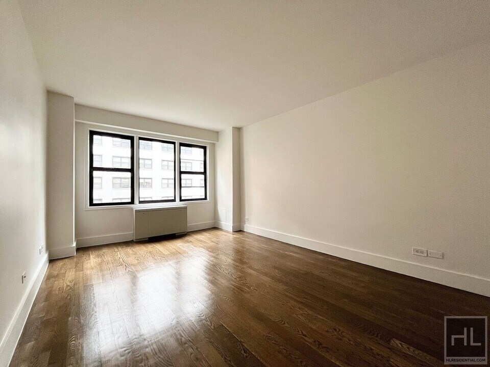 EAST 63 STREET / Spacious Sunlit 1-Bed 1-B in New York, NY - Building Photo