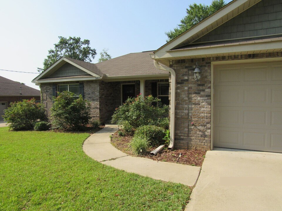 102 Oliver Dr in Enterprise, AL - Building Photo