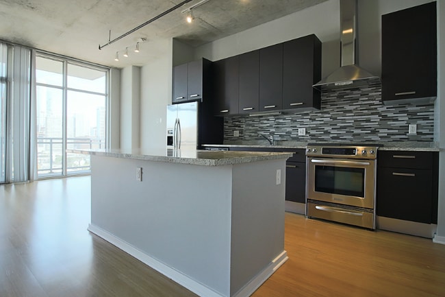 152 W Roosevelt Rd in Chicago, IL - Building Photo - Building Photo