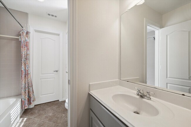 30 Watermill Pl in Sugar Land, TX - Foto de edificio - Building Photo