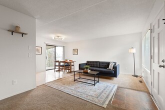 345 NE 62nd Ave in Portland, OR - Building Photo - Building Photo