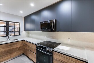 407 Minorca Ave in Coral Gables, FL - Foto de edificio - Building Photo