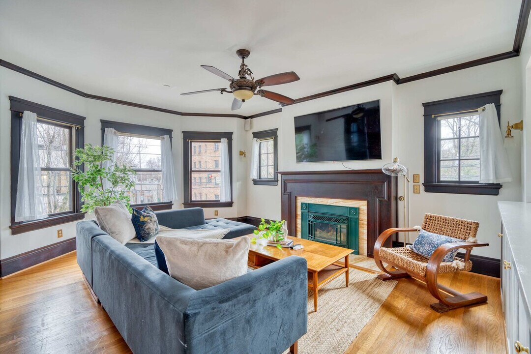 2104 NW Everett St in Portland, OR - Foto de edificio