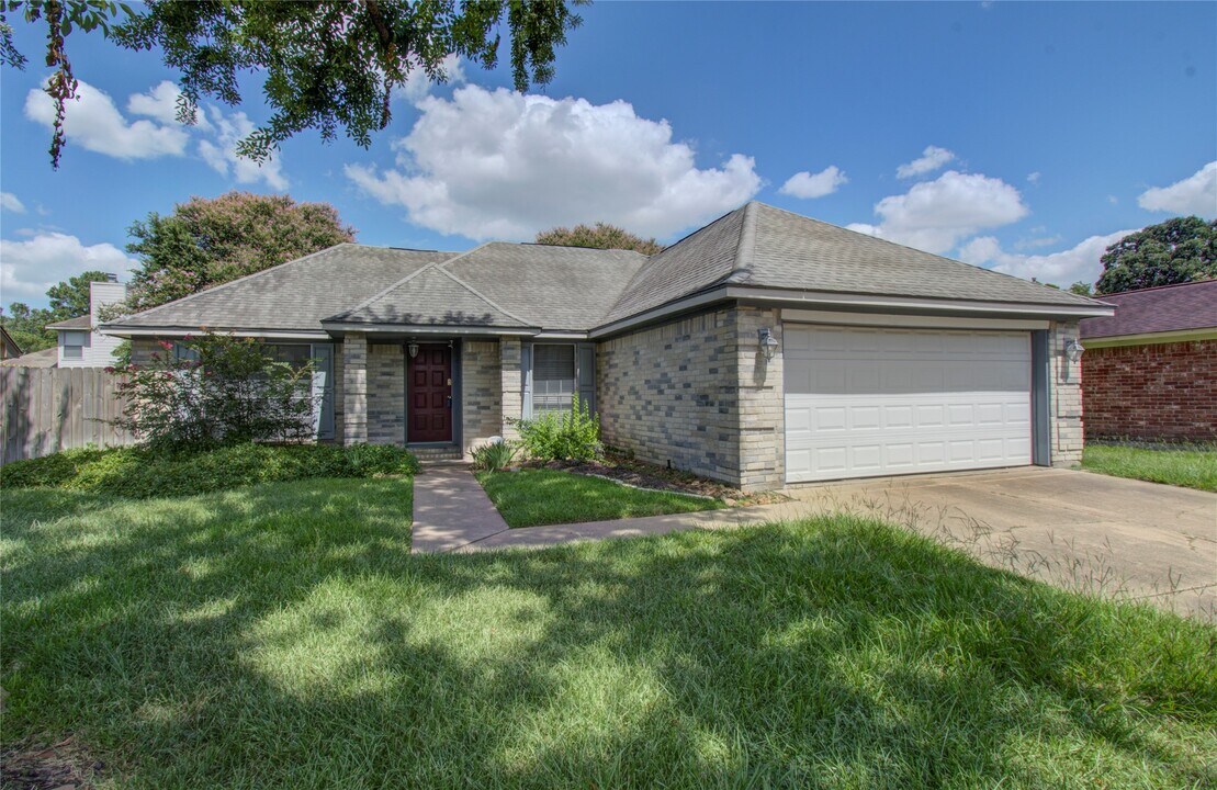 11810 Stone Bridge Dr in Houston, TX - Building Photo