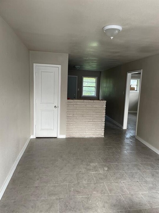 3831 Wipprecht St Photo