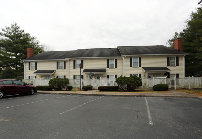 Tusculum Square Apartments in Nashville, TN - Building Photo - Building Photo