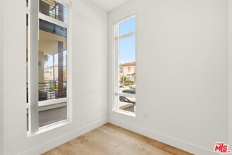 12920 W Runway Rd in Los Angeles, CA - Building Photo - Building Photo