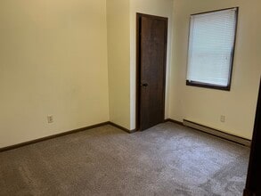 930 Prospect St, Unit 1 Bedroom 1 Bathroom in Salem, OH - Foto de edificio - Building Photo