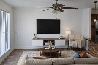 471 NE 162nd St in Miami, FL - Building Photo - Building Photo