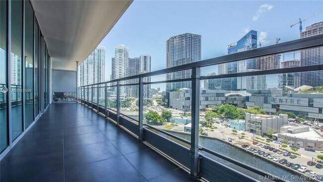 92 SW 3rd St, Unit 2210 in Miami, FL - Foto de edificio - Building Photo