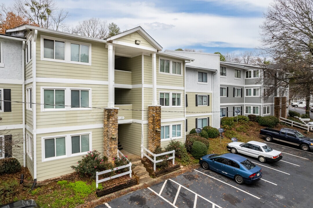 Regency Woods in Atlanta, GA - Foto de edificio